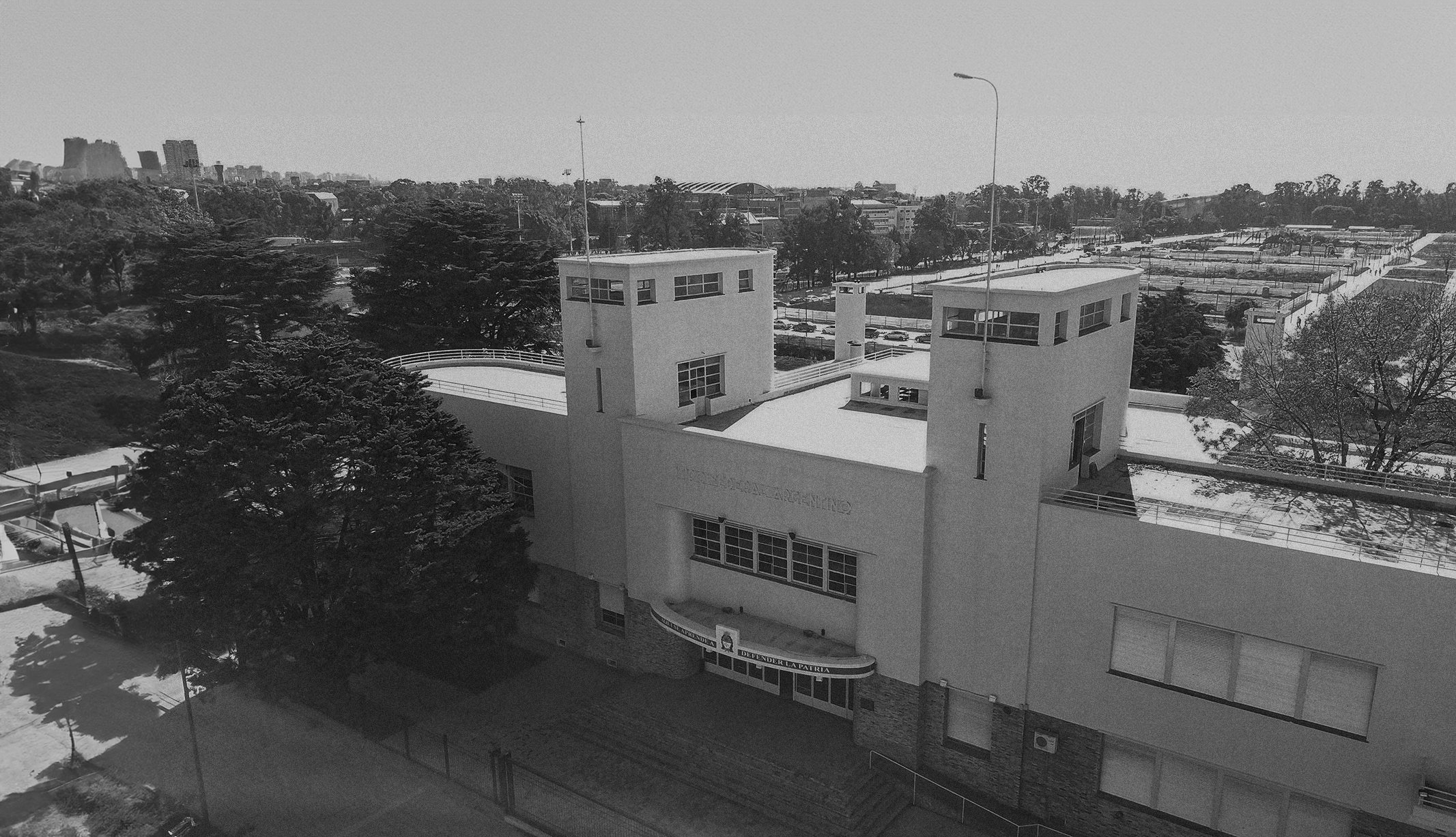 Fotografía histórica en blanco y negro del edificio del Tiro Federal Argentino con sus dos torres.