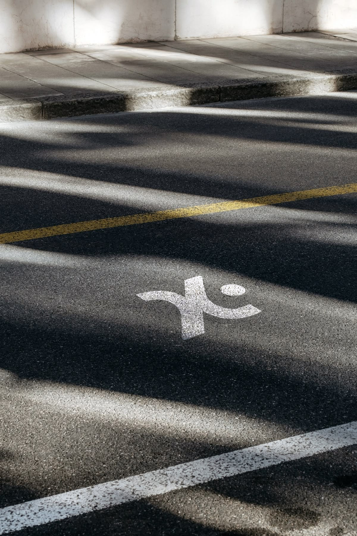 Signo de XTiro pintado sobre el asfalto del estacionamiento.